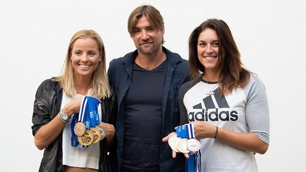 Beachvolejbalistky Markéta Nausch Sluková (vlevo), trenér Simon Nausch a Barbora Hermannová na archivním snímku. Beachvolejbalistky Markéta Nausch Sluková (vlevo), trenér Simon Nausch a Barbora Hermannová na archivním snímku.