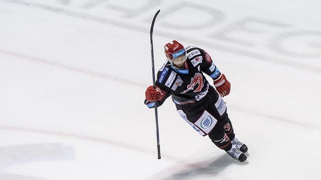 Martin Růžička z Třince oslavuje vítězný gól v Pardubicích. Martin Růžička z Třince oslavuje vítězný gól v Pardubicích.