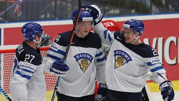 Finští hokejisté (zleva) Petri Kontiola, Joonas Kemppainen a Janne Pesonen se radují z gólu proti Norsku. Finští hokejisté (zleva) Petri Kontiola, Joonas Kemppainen a Janne Pesonen se radují z gólu proti Norsku.