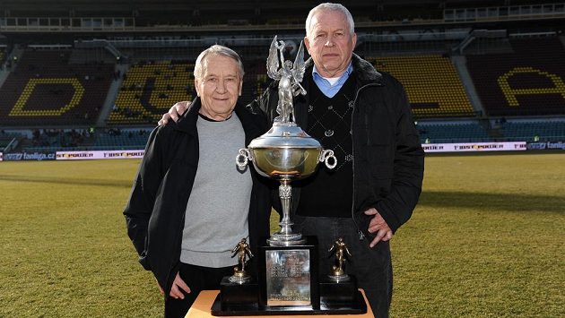Fotbalové legendy Dukly Praha Josef Jelínek (vlevo) a Ivo Viktor pózují s Americkým pohárem. Fotbalové legendy Dukly Praha Josef Jelínek (vlevo) a Ivo Viktor pózují s Americkým pohárem.