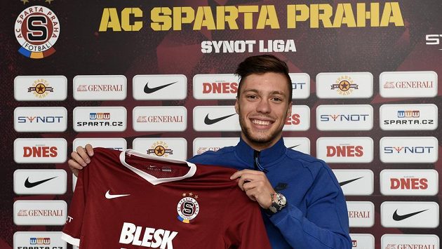 Nová posila Sparty Praha útočník Václav Kadlec během tiskové konference. Nová posila Sparty Praha útočník Václav Kadlec během tiskové konference.