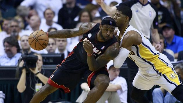 Nejlepší hráčem Miami byl s 22 body LeBron James (vlevo). Nejlepší hráčem Miami byl s 22 body LeBron James (vlevo).