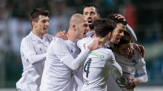 Fotbalisté Mladé Boleslavi oslavují druhý gól proti Slavii. Fotbalisté Mladé Boleslavi oslavují druhý gól proti Slavii.