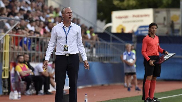 Trenér Olomouce Václav Jílek v zápase 3. předkola Evropské ligy proti Kajratu Almaty. Trenér Olomouce Václav Jílek v zápase 3. předkola Evropské ligy proti Kajratu Almaty.