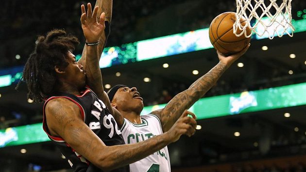 Rozehrávač Bostonu Isaiah Thomas (4) zakončuje jednu ze svých akcí v zápase proti Torontu. Neúspěšně ho brání torontský Lucas Nogueira(92). Rozehrávač Bostonu Isaiah Thomas (4) zakončuje jednu ze svých akcí v zápase proti Torontu. Neúspěšně ho brání torontský Lucas Nogueira(92).