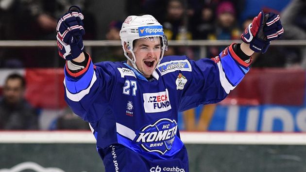 Brněnský hokejový útočník Jakub Orsava oslavuje gól. Brněnský hokejový útočník Jakub Orsava oslavuje gól.
