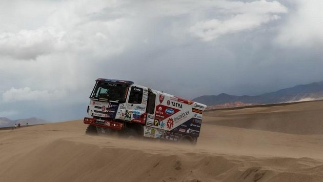 Aleš Loprais vede svou tatru dunovým polem při čtvrté etapě Rallye Dakar. Aleš Loprais vede svou tatru dunovým polem při čtvrté etapě Rallye Dakar.