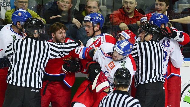 Hromadná potyčka druhém zápase EHT Česko - Rusko. Hromadná potyčka druhém zápase EHT Česko - Rusko.