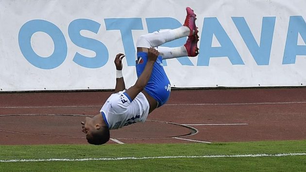 Carlos Dyjan De Azevedo z Ostravy dělá salto poté, co proměnil penaltu a vyrovnal tak stav utkání s Mladou Boleslaví na 1:1. Carlos Dyjan De Azevedo z Ostravy dělá salto poté, co proměnil penaltu a vyrovnal tak stav utkání s Mladou Boleslaví na 1:1.