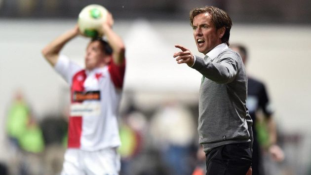 Trenér Slavie Praha Alex Pastoor během utkání v Ďolíčku. Trenér Slavie Praha Alex Pastoor během utkání v Ďolíčku.