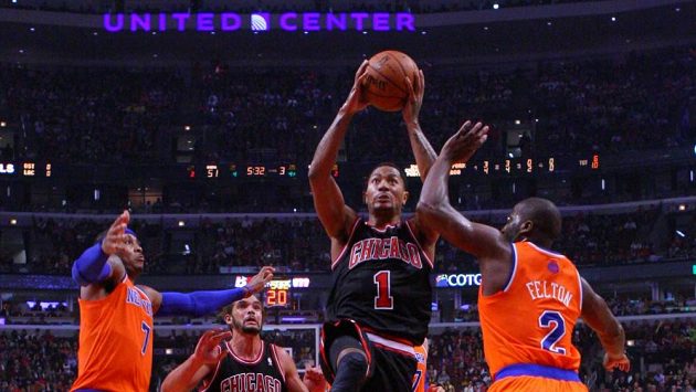 Derrick Rose (uprostřed) nastoupil poprvé po osmnácti měsících a rozhodl o výhře Bulls. Derrick Rose (uprostřed) nastoupil poprvé po osmnácti měsících a rozhodl o výhře Bulls.