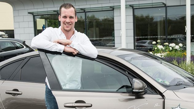 Radek Faksa se sponzorským autem, které v úterý obdržel v Průhonicích. Radek Faksa se sponzorským autem, které v úterý obdržel v Průhonicích.