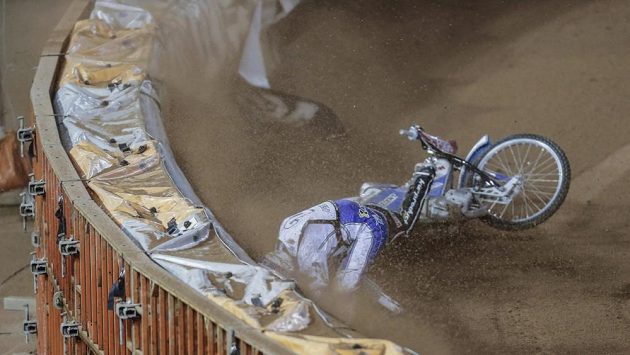 Nicki Pedersen při svém pádu před dvěma týdny ve Švédsku. Nicki Pedersen při svém pádu před dvěma týdny ve Švédsku.