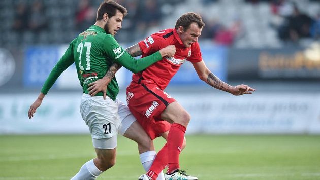 Utkání 10. kola první fotbalové ligy FK Jablonec - Zbrojovka Brno. Vojtěch Kubista (vlevo) z Jablonce a Jakub Řezníček ze Zbrojovky Brno . Utkání 10. kola první fotbalové ligy FK Jablonec - Zbrojovka Brno. Vojtěch Kubista (vlevo) z Jablonce a Jakub Řezníček ze Zbrojovky Brno .
