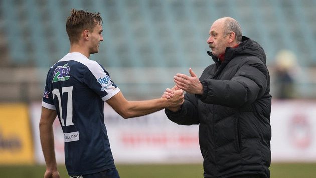 Trenér Slovácka Stanislav Levý a Tomáš Břečka oslavují vítězství nad Duklou. Trenér Slovácka Stanislav Levý a Tomáš Břečka oslavují vítězství nad Duklou.