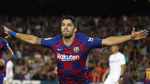 Barcelonský Luis Suárez se raduje z gólu proti Seville. Barcelonský Luis Suárez se raduje z gólu proti Seville.