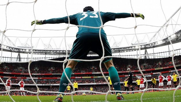 Čech se staví k penaltě v utkání s Watfordem. Čech se staví k penaltě v utkání s Watfordem.
