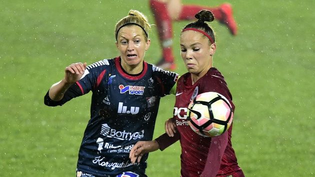 Zleva Janni Arnthová z Linköpingu a Andrea Stašková ze Sparty v utkání Ligy mistrů. Zleva Janni Arnthová z Linköpingu a Andrea Stašková ze Sparty v utkání Ligy mistrů.