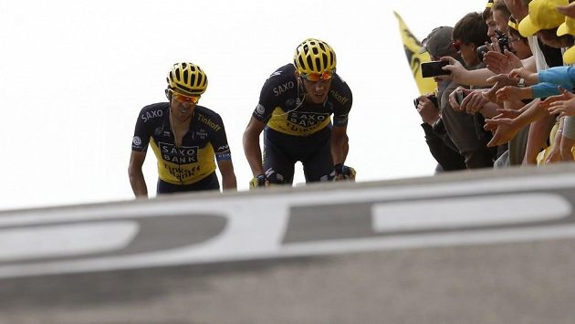 Ještě pár metrů a martyrium na Mont Ventoux bude u konce. Roman Kreuziger (vpravo) táhne svého týmového kolegu Alberta Contadora do cíle 15. etapy Tour de France. Ještě pár metrů a martyrium na Mont Ventoux bude u konce. Roman Kreuziger (vpravo) táhne svého týmového kolegu Alberta Contadora do cíle 15. etapy Tour de France.