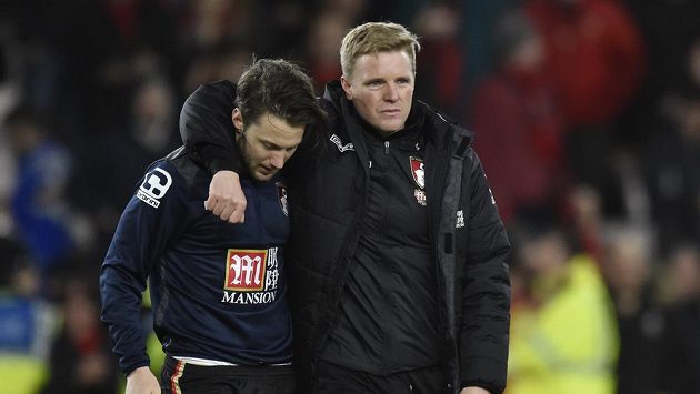 Trenér Bournemouthu Eddie Howe (vpravo) objímá Harryho Artera. Trenér Bournemouthu Eddie Howe (vpravo) objímá Harryho Artera.