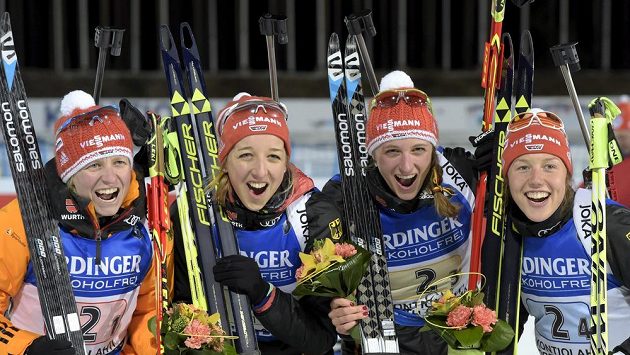 Vítězná německá štafeta. Zleva Franziska Hildebrandová, Franziska Preussová, Vanessa Hinzová a Laura Dahlmeierová. Vítězná německá štafeta. Zleva Franziska Hildebrandová, Franziska Preussová, Vanessa Hinzová a Laura Dahlmeierová.