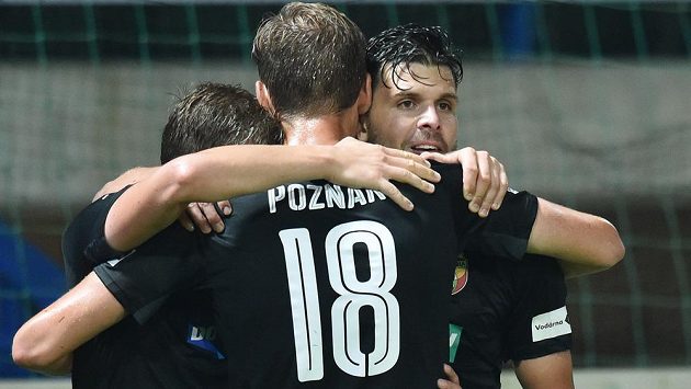 Autor druhého plzeňského gólu Michal Ďuriš (vpravo) se při utkání v Liberci raduje se spoluhráči. Autor druhého plzeňského gólu Michal Ďuriš (vpravo) se při utkání v Liberci raduje se spoluhráči.