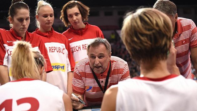 Trenér českých basketbalistek Lubor Blažek udílí pokyny svým svěřenkyním. Trenér českých basketbalistek Lubor Blažek udílí pokyny svým svěřenkyním.