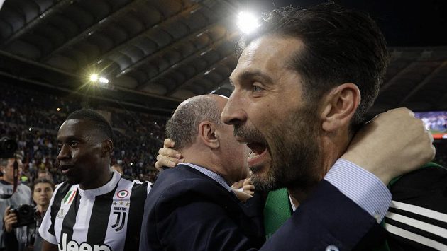 Legendární brankář Juventusu Gianluigi Buffon (vpravo) a jeho radost po zisku titulu. Juventus ovládl italskou ligu po sedmé v řadě. Legendární brankář Juventusu Gianluigi Buffon (vpravo) a jeho radost po zisku titulu. Juventus ovládl italskou ligu po sedmé v řadě.