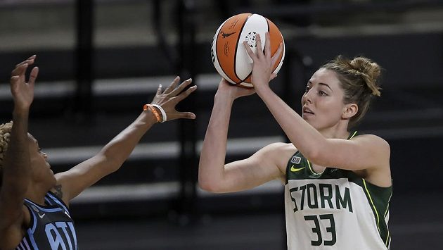 Katie Lou Samuelsonová na ilustračním snímku v dresu Seattle Storm ve WNBA. Katie Lou Samuelsonová na ilustračním snímku v dresu Seattle Storm ve WNBA.
