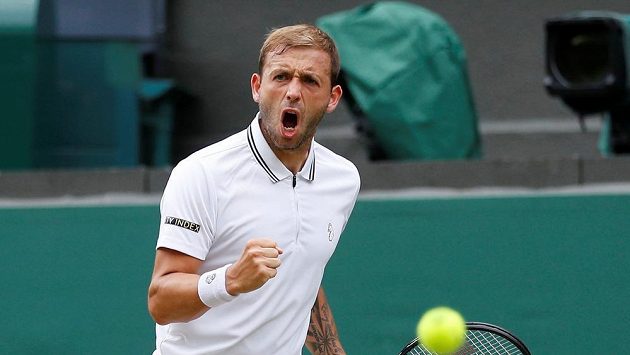 Brit Dan Evans ve Wimbledonu v souboji se Sebastianem Kordou z USA. Brit Dan Evans ve Wimbledonu v souboji se Sebastianem Kordou z USA.
