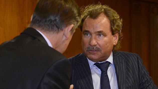 Majitel fotbalového Jablonce Miroslav Pelta potvrdil, že sportovním ředitelem klubu bude Ivan Horník (vpravo na snímku z 20. listopadu 2013). Kontroverzní funkcionář, který má za sebou trest za korupci, už vybírá nového kouče po odvolaném Jaroslavu Šilhavém. Majitel fotbalového Jablonce Miroslav Pelta potvrdil, že sportovním ředitelem klubu bude Ivan Horník (vpravo na snímku z 20. listopadu 2013). Kontroverzní funkcionář, který má za sebou trest za korupci, už vybírá nového kouče po odvolaném Jaroslavu Šilhavém.