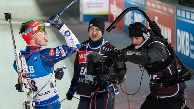 Ondřej Moravec se svým typickým gestem - vypláznutým jazykem - oslavuje osmou příčku ve sprintu v Novém Městě na Moravě. Ondřej Moravec se svým typickým gestem - vypláznutým jazykem - oslavuje osmou příčku ve sprintu v Novém Městě na Moravě.