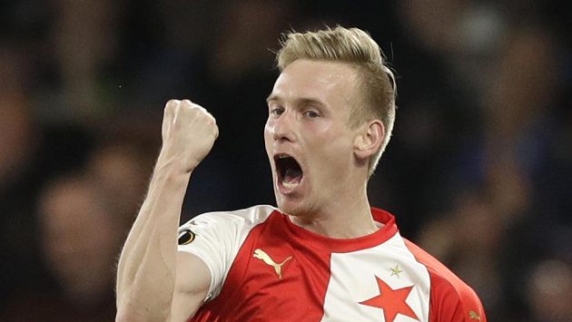 Fotbalista Slavie Petr Ševčík má nabité týdny. Nejprve dvakrát skóroval na Chelsea, teď křtil klubové pivo. Fotbalista Slavie Petr Ševčík má nabité týdny. Nejprve dvakrát skóroval na Chelsea, teď křtil klubové pivo.