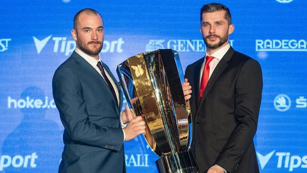 Historie. Hokejisté Komety Brno Marek Čiliak (vlevo) Leoš Čermák s trofejí pro vítěze extraligy. Historie. Hokejisté Komety Brno Marek Čiliak (vlevo) Leoš Čermák s trofejí pro vítěze extraligy.