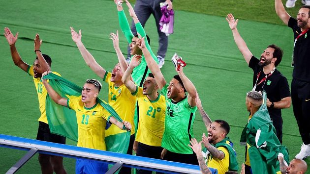 Radost Kanárků. Brazilští fotbalisté obhájili zlaté olympijské medaile. Ve finále turnaje na hrách v Tokiu porazili Španělsko 2:1 po prodloužení gólem střídajícího Malcoma ze 109. minuty. Radost Kanárků. Brazilští fotbalisté obhájili zlaté olympijské medaile. Ve finále turnaje na hrách v Tokiu porazili Španělsko 2:1 po prodloužení gólem střídajícího Malcoma ze 109. minuty.