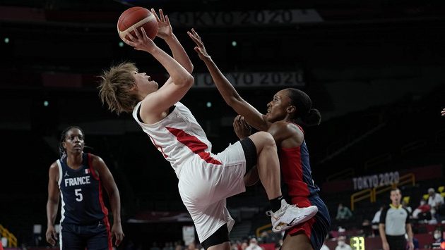 Japonka Maki Takadaová (vlevo) střílí přes Francouzku Sandrine Grudaovou během zápasu základní skupiny olympijského turnaje v basketbalu. Japonka Maki Takadaová (vlevo) střílí přes Francouzku Sandrine Grudaovou během zápasu základní skupiny olympijského turnaje v basketbalu.
