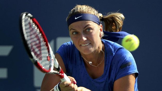 Petra Kvitová vrací balónek Kristině Mladenovicové v 1. kole US Open. Petra Kvitová vrací balónek Kristině Mladenovicové v 1. kole US Open.