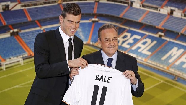 Prezident Realu Madrid Florentino Pérez představuje Garetha Balea. Prezident Realu Madrid Florentino Pérez představuje Garetha Balea.