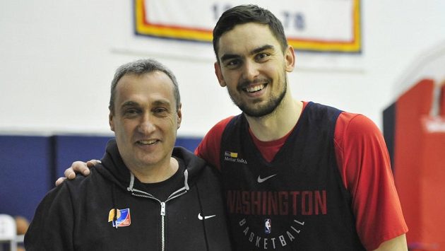 Tomáše Satoranského navštívil v posledním týdnu také trenér české reprezentace Ronen Ginzburg (vlevo). Tomáše Satoranského navštívil v posledním týdnu také trenér české reprezentace Ronen Ginzburg (vlevo).