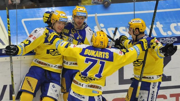 Zlínští hokejisté (zleva) Robert Říčka, Ondřej Veselý, Roberts Bukarts a Petr Holík se radují z gólu Zlínští hokejisté (zleva) Robert Říčka, Ondřej Veselý, Roberts Bukarts a Petr Holík se radují z gólu