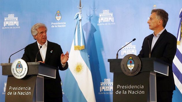 Prezident Argentiny Mauricio Macri (vpravo) a jeho uruguayský protějšek Tabaré Vázquez na tiskové konferenci. Prezident Argentiny Mauricio Macri (vpravo) a jeho uruguayský protějšek Tabaré Vázquez na tiskové konferenci.