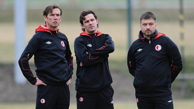 Teď už extrenér Slavie Alex Pastoor (zleva), sportovní ředitel Karol Kisel a poradce pro sportovní úsek Igor Kornějev. Teď už extrenér Slavie Alex Pastoor (zleva), sportovní ředitel Karol Kisel a poradce pro sportovní úsek Igor Kornějev.