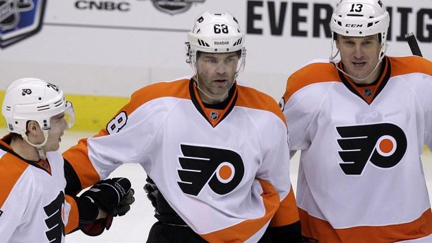 Obránce Pavel Kubina (zcela vpravo) ještě v dresu Philadelphie Flyers. Obránce Pavel Kubina (zcela vpravo) ještě v dresu Philadelphie Flyers.