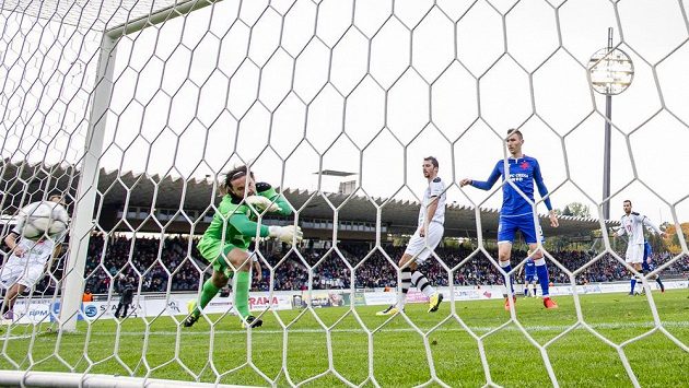 Brankář Radim Ottmar (druhý zleva) z Hradce Králové proti Slavii třikrát inkasoval. Další tutovky sešívaným ale zmařil. Brankář Radim Ottmar (druhý zleva) z Hradce Králové proti Slavii třikrát inkasoval. Další tutovky sešívaným ale zmařil.