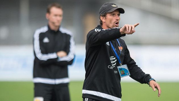 Nový trenér Dukly Praha Jaroslav Hynek během utkání s Bohemians. Nový trenér Dukly Praha Jaroslav Hynek během utkání s Bohemians.