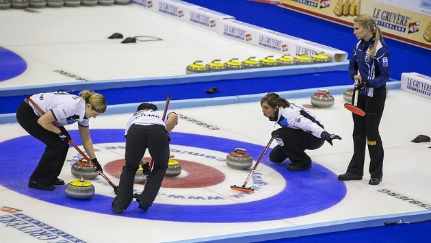 Zleva Vicki Adamsová, Sarah Reidová a Eve Muirheadová ze Skotska. Vpravo je Oona Kausteová z Finska během semifinále mistrovství Evropy v dánském Esbjergu. Zleva Vicki Adamsová, Sarah Reidová a Eve Muirheadová ze Skotska. Vpravo je Oona Kausteová z Finska během semifinále mistrovství Evropy v dánském Esbjergu.