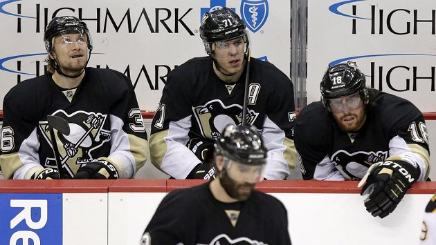 Hokejisté Pittsburghu Jossi Jokinen (vlevo), Jevgenij Malkin (uprostřed) a James Neal (vpravo). Hokejisté Pittsburghu Jossi Jokinen (vlevo), Jevgenij Malkin (uprostřed) a James Neal (vpravo).