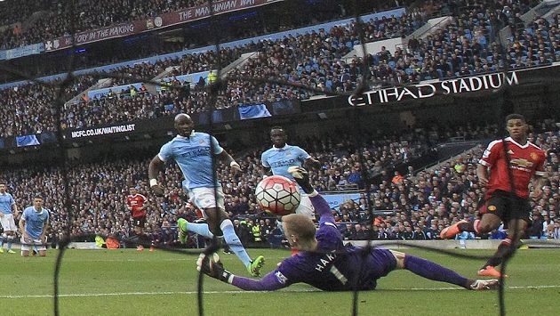 Útočník Manchesteru United Marcus Rashford (vpravo) střílí gól do sítě City v zápase 31. kola Premier League. Útočník Manchesteru United Marcus Rashford (vpravo) střílí gól do sítě City v zápase 31. kola Premier League.
