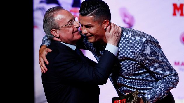 Prezident fotbalového Realu Madrid Florentino Pérez tvrdí, že bývalé hvězdě Bílého baletu Cristianu Ronaldovi pořád fandí. Fanoušci by si přáli, aby jej z Juventusu koupil zpět. Prezident fotbalového Realu Madrid Florentino Pérez tvrdí, že bývalé hvězdě Bílého baletu Cristianu Ronaldovi pořád fandí. Fanoušci by si přáli, aby jej z Juventusu koupil zpět.