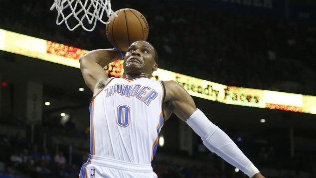Basketbalista Oklahomy City Russell Westbrook zavěšuje. Basketbalista Oklahomy City Russell Westbrook zavěšuje.